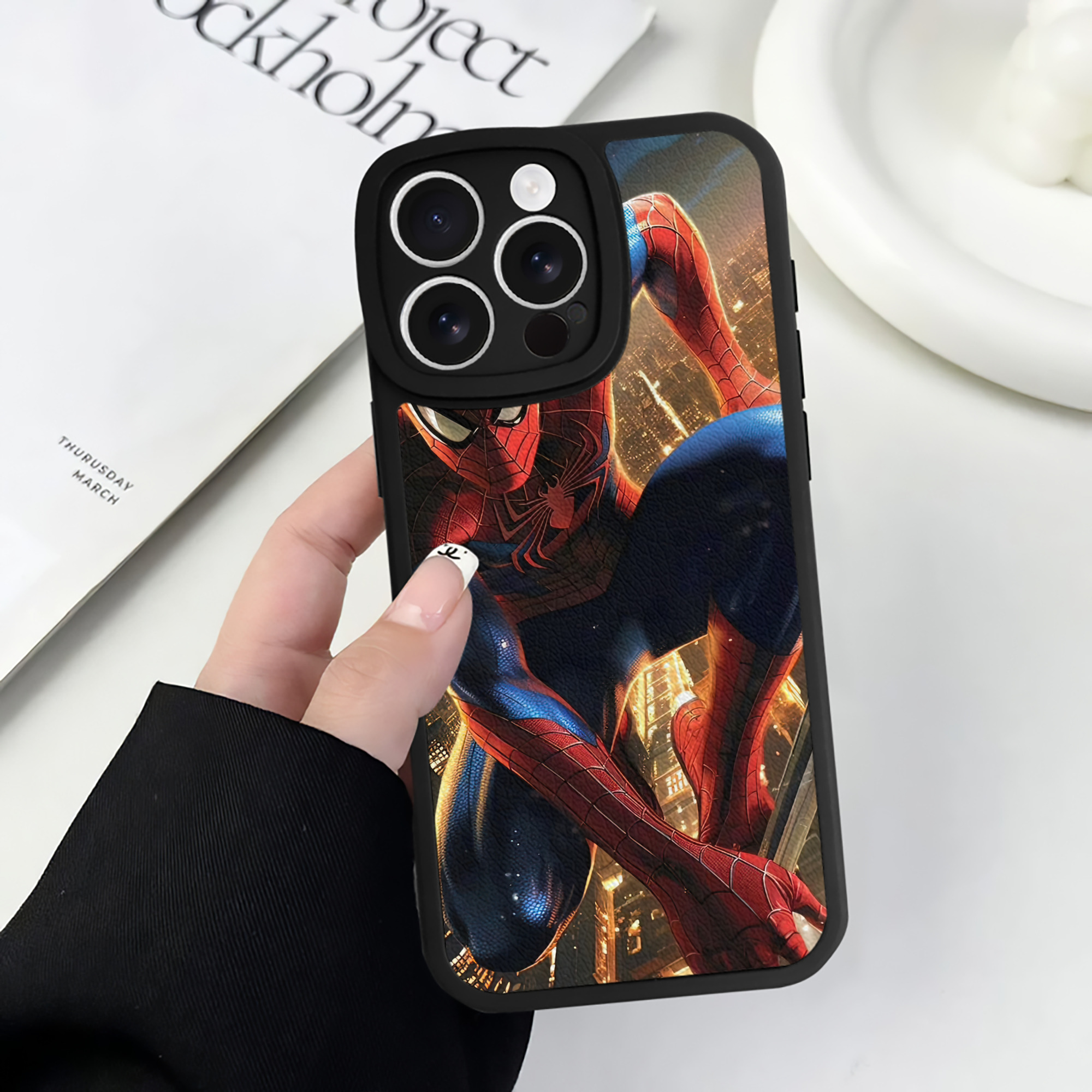 Spider Man スパイダーマン 【iPhone 16シリーズ対応】シリコンスマホケース（レザー調） 材質：シリコン